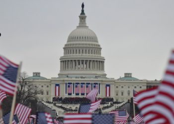 Traders weigh up FOMC minutes and Washington madness