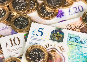 Pound Shrugs Off UK Economy Contraction