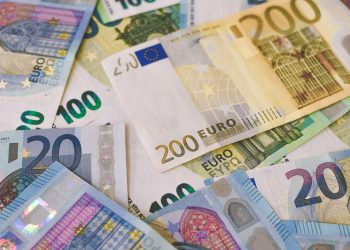 The euro drops on disappointing German data and stronger dollar
