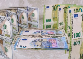 EURUSD closes flat for the day on mixed flash PMI’s