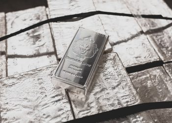 Silvers bull flag, targets highs last seen in 2011