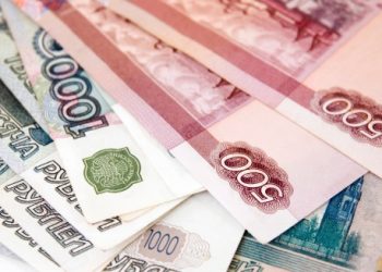 Rouble hits over 15-month low after Putin recognises breakaway regions