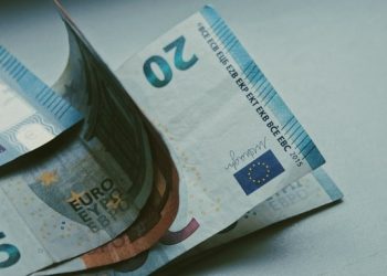 Can the euro break a 5-year long trend line?