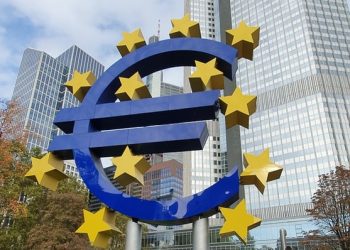 Euro pushes higher as ECB comes into focus