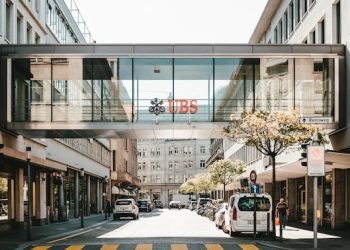 Midday brief – Sentiment subdued amid continued bank jitters