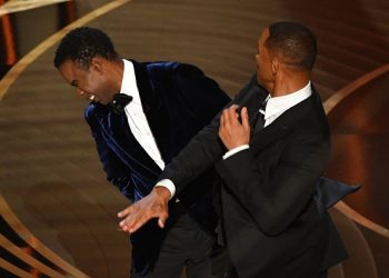 TOPSHOT - US actor Will Smith (R) slaps US actor Chris Rock onstage during the 94th Oscars at the Dolby Theatre in Hollywood, California on March 27, 2022. (Photo by Robyn Beck / AFP) (Photo by ROBYN BECK/AFP via Getty Images)