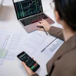 Expectativas de recortes de la Fed y caída del dólar impulsan el oro como refugio seguro