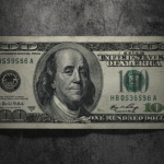 Dólar Deve Enfraquecer Após Agosto com Cortes de Juros e Tensão Entre Trump e Fed